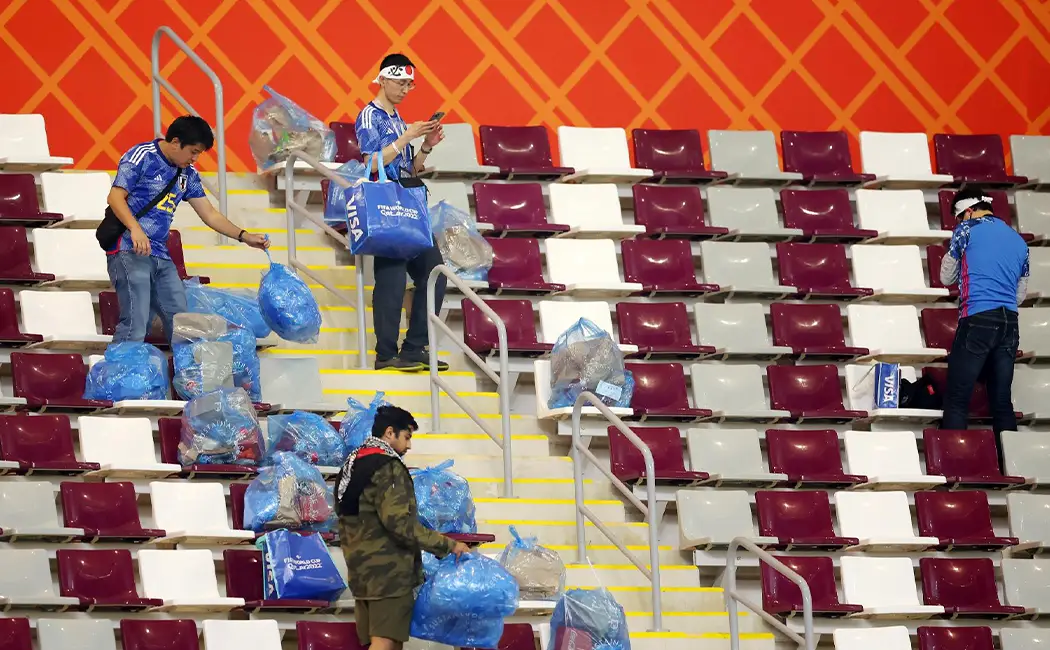 torcedores-do-japao-ajudam-a-limpar-estadio-apos-vitoria-sobre-a-alemanha-na-copa-do-mundo-1669219727180_v2_1920x1279