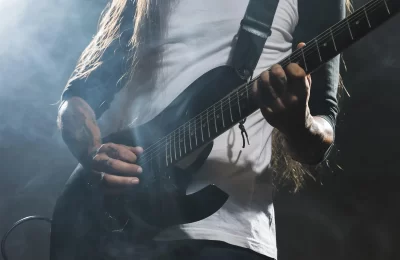 Dia do rock: Playlist para curtir enquanto limpa 